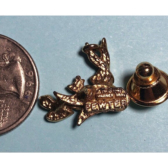 ‘Angel’ Bugs Bunny, 1998 Warner Brothers,plated Pewter Lapel Pin - Picture 2 of 2